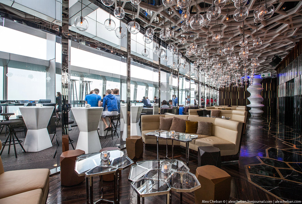 Самый высотный в мире бар