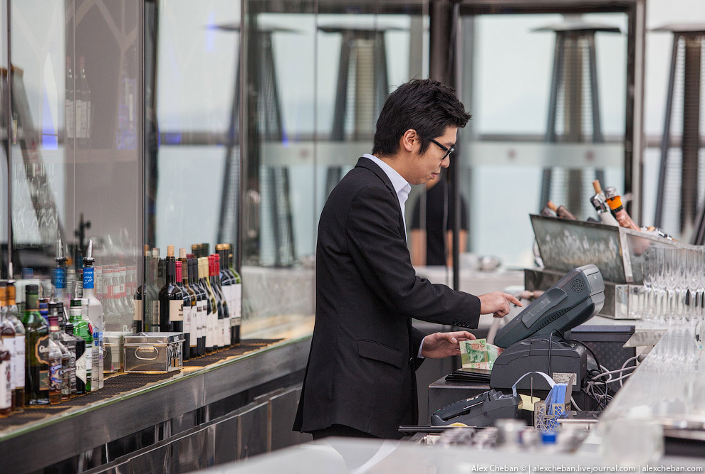 Самый высотный в мире бар