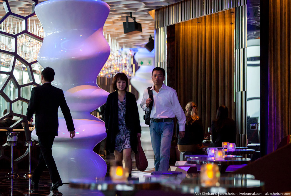 Самый высотный в мире бар