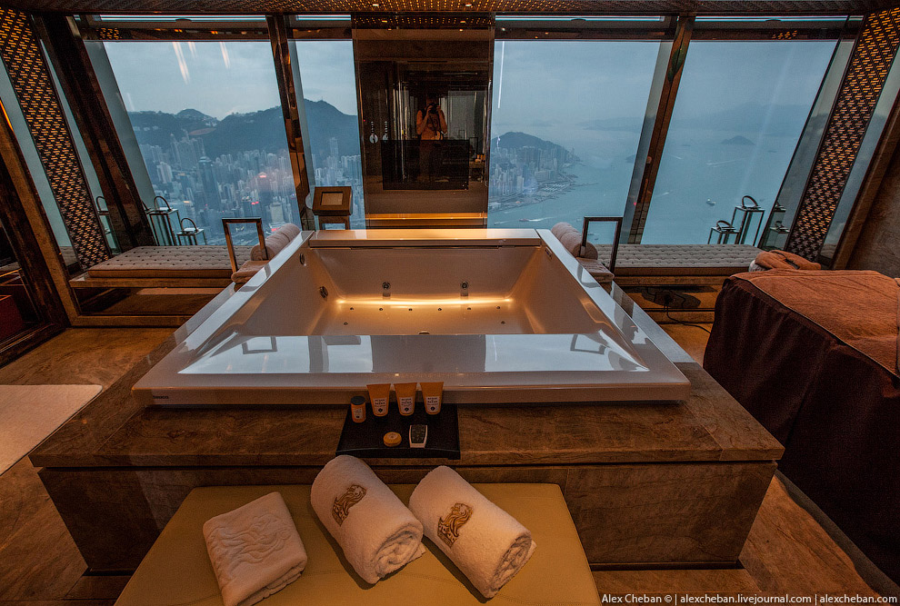 Самый высотный в мире бар