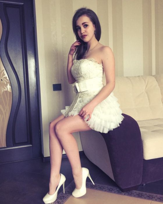 Красивые девушки в коротких платьях