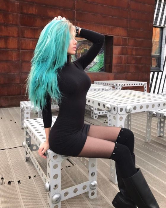 Красивые девушки в коротких платьях