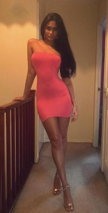 Красивые девушки в коротких платьях