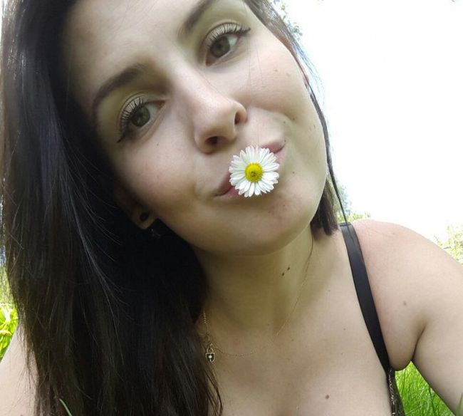 Милые пользовательницы социальных сетей