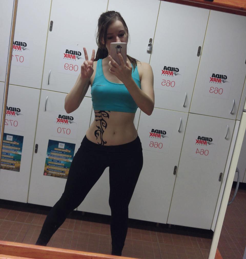 Девушки в штанах для йоги