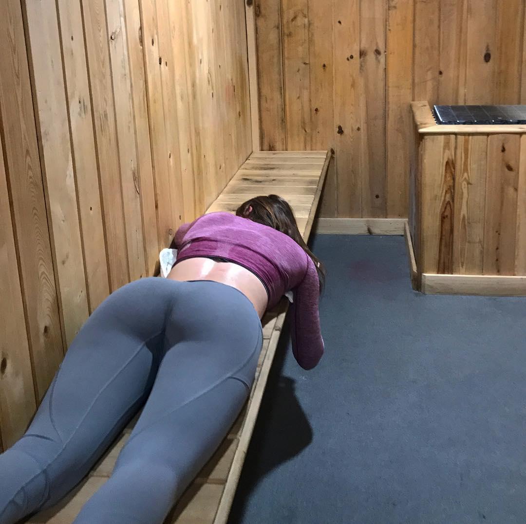 Девушки в штанах для йоги