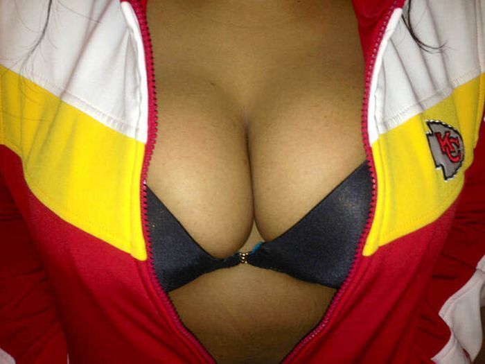 Грудастые фанатки американского футбола (93 фото)