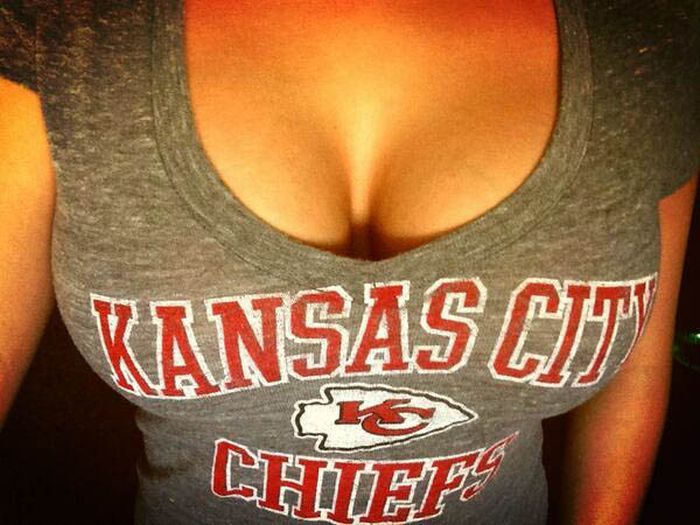 Грудастые фанатки американского футбола (93 фото)
