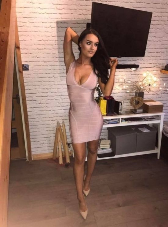 Стройные девушки в обтягивающих платьях