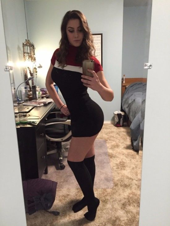 Стройные девушки в обтягивающих платьях