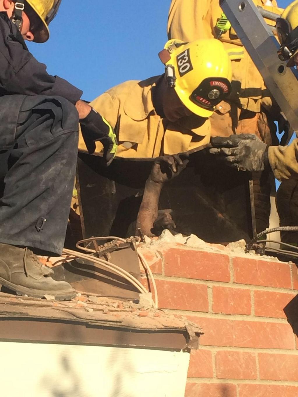 Настойчивая любовница застряла в дымоходе (7 фото)