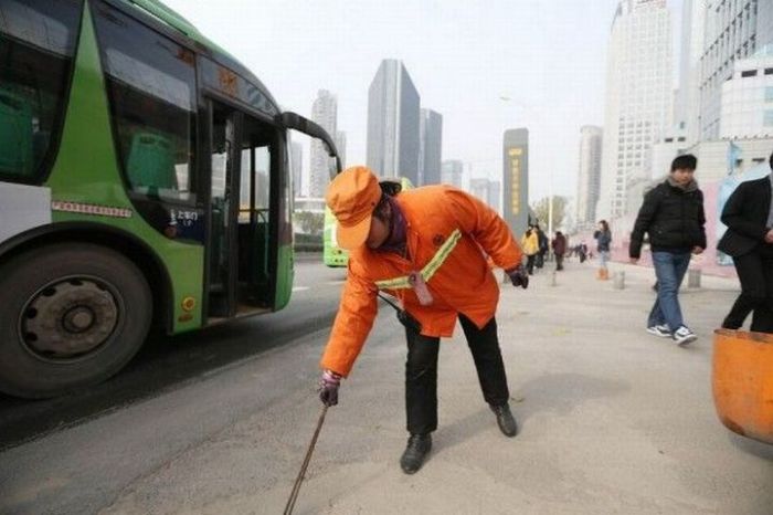 Китайская миллионерша работает уборщицой (6 фото)