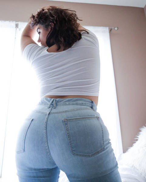 Девушки фотографируются в полоборота