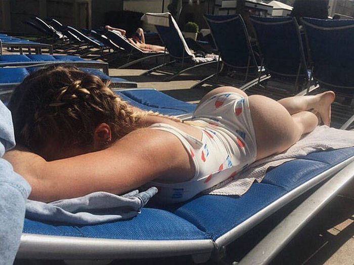 Девушки фотографируются в полоборота