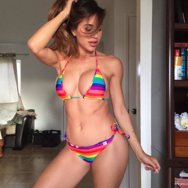 Красавицы в купальниках