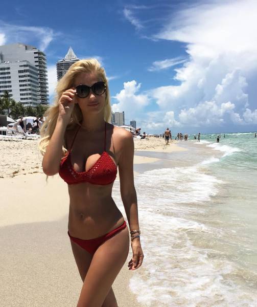 Красавицы в купальниках