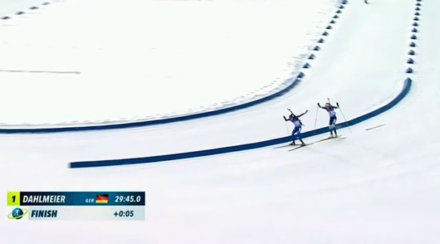 Биатлонистка Дарья Домрачева не стала обгонять Доротеею Вирер, которую она случайно лишила лыжной палки