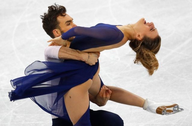 Засветившая свою грудь фигуристка показала еще кое-что