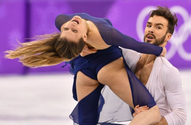 Засветившая свою грудь фигуристка показала еще кое-что