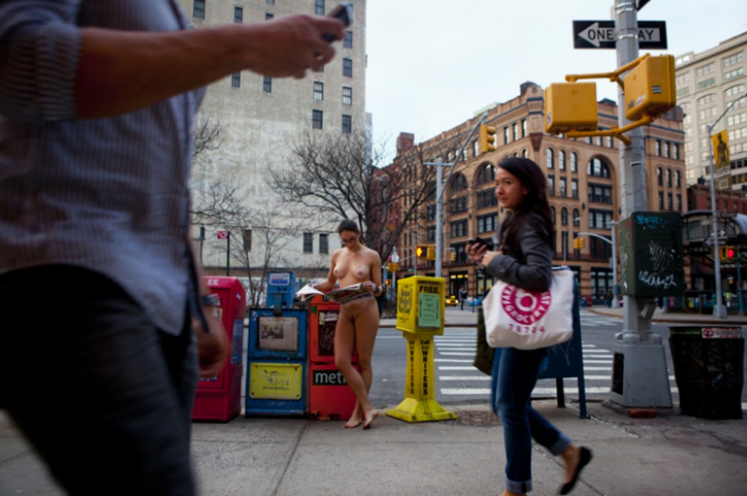 Обнаженная на улицах Нью-Йорка