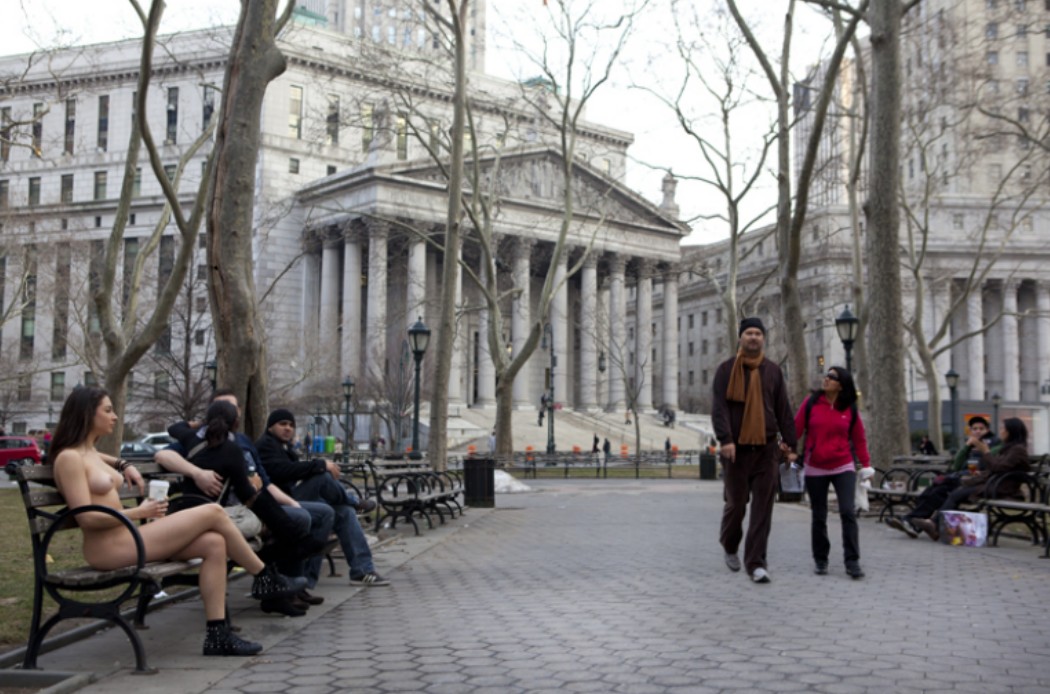 Обнаженная на улицах Нью-Йорка