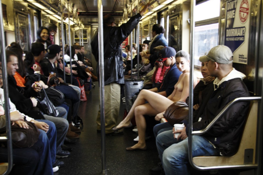 Обнаженная на улицах Нью-Йорка