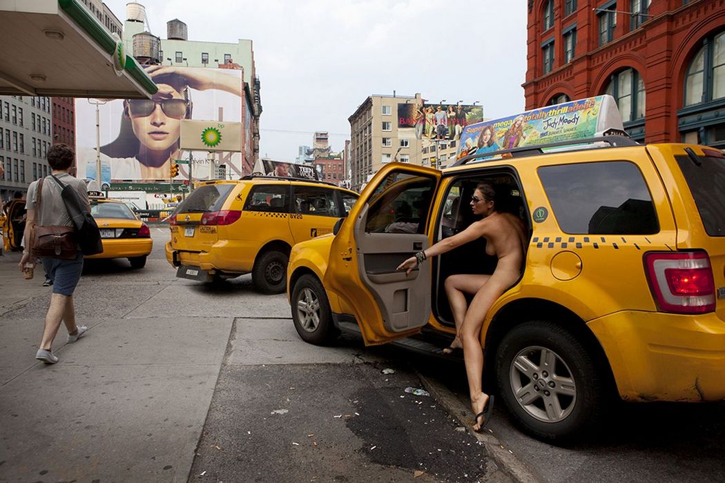 Обнаженная на улицах Нью-Йорка