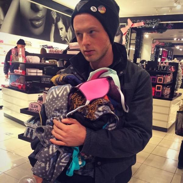 Мужчины на шопинге