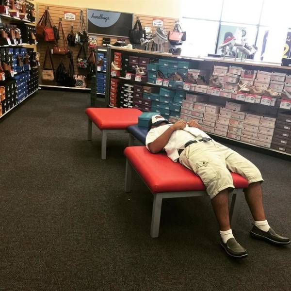 Мужчины на шопинге