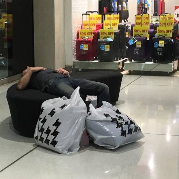 Мужчины на шопинге