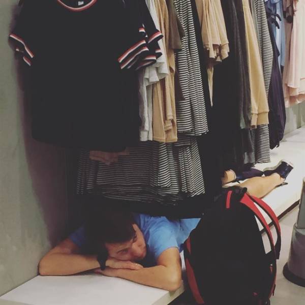 Мужчины на шопинге