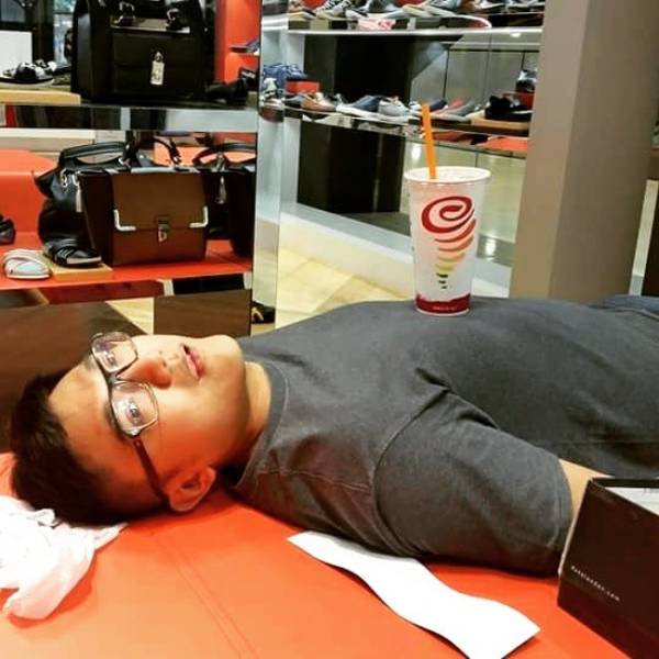 Мужчины на шопинге