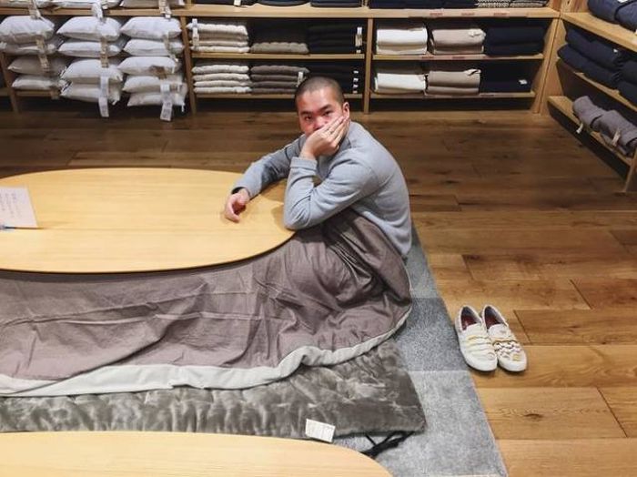 Мужчины на шопинге