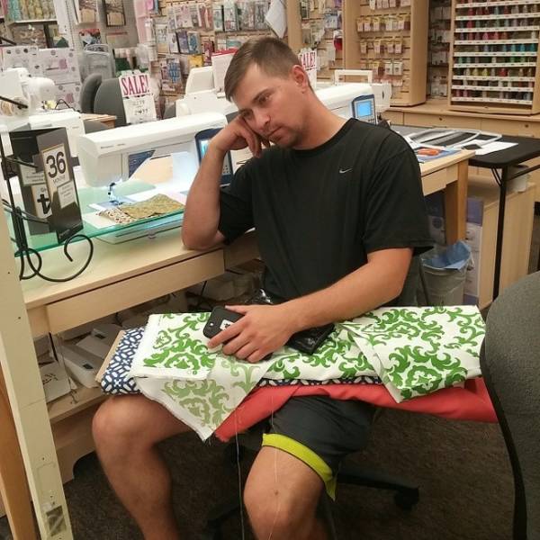 Мужчины на шопинге