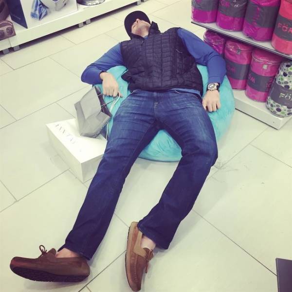 Мужчины на шопинге