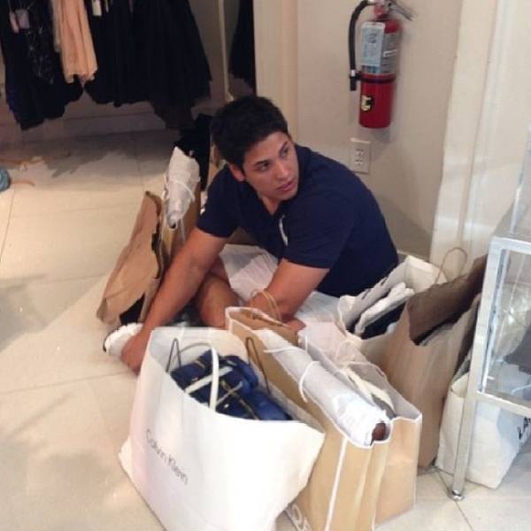 Мужчины на шопинге