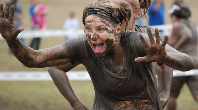 Девушки в грязи