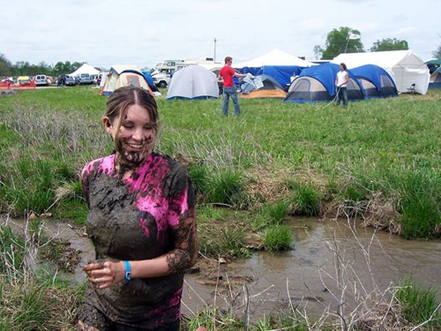 Девушки в грязи