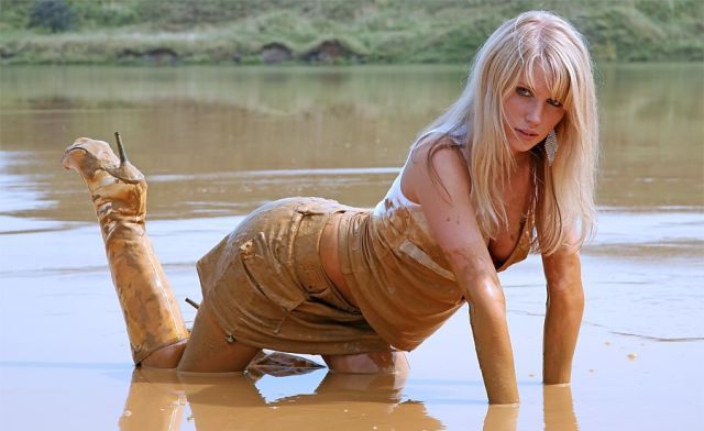 Девушки в грязи