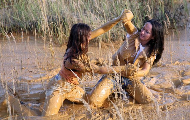 Девушки в грязи