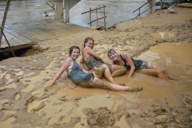 Девушки в грязи