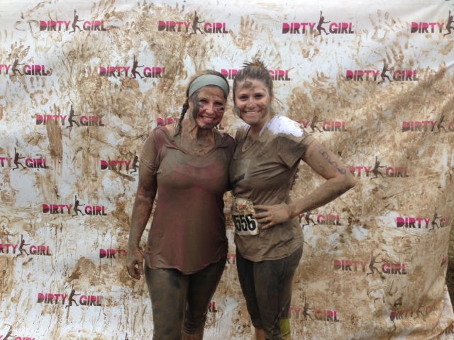 Девушки в грязи