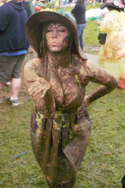 Девушки в грязи