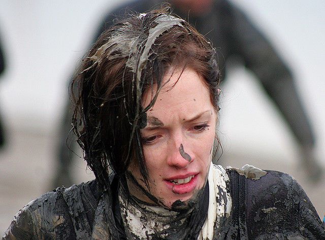 Девушки в грязи