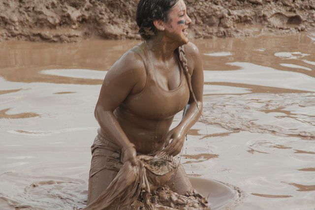 Девушки в грязи