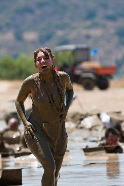 Девушки в грязи