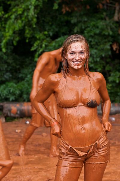 Девушки в грязи