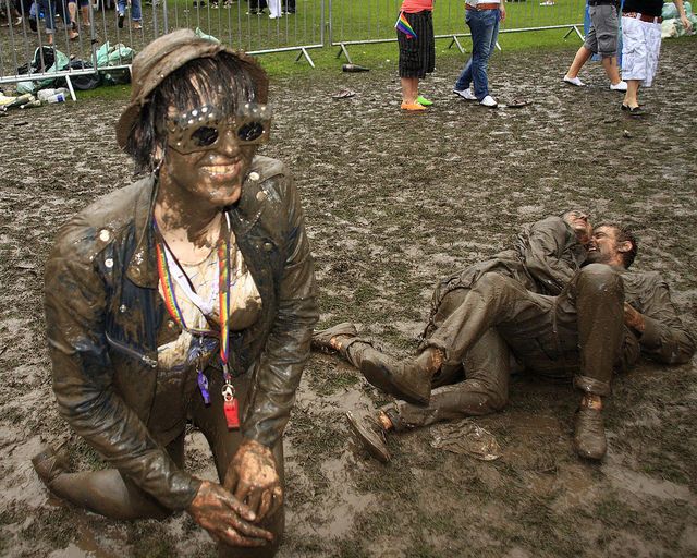 Девушки в грязи