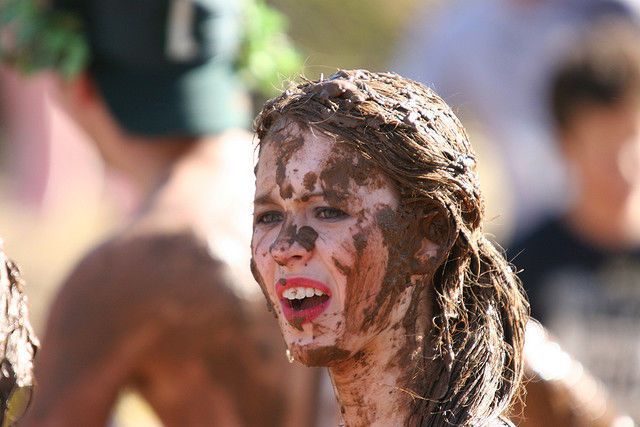 Девушки в грязи