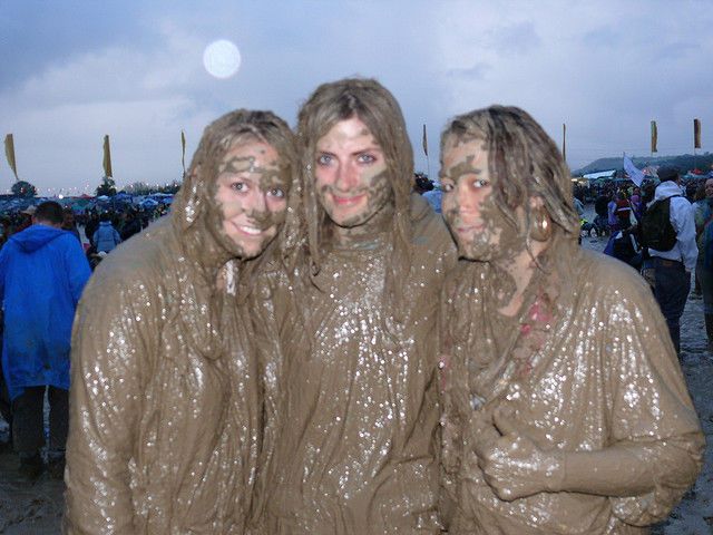 Девушки в грязи